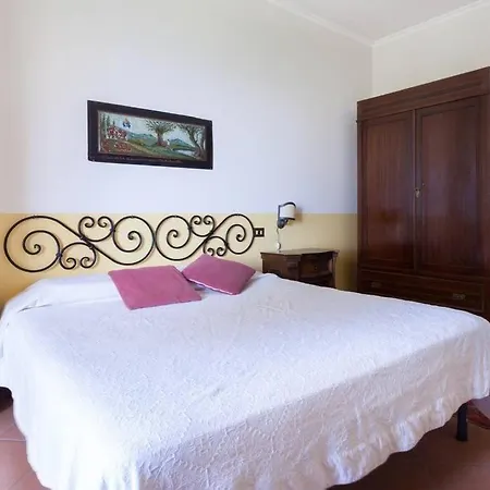 Con Piscina 14 Posti Letto *